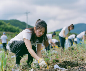 環境保護活動に参加する人々： ゴミ拾いや植樹など、環境保護活動に参加する人々の写真。真剣な表情からは、地球に対する強い思いが伝わってくる。
