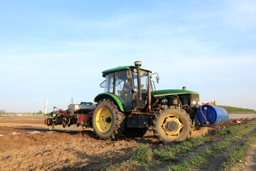 Obraz premium In spring, farmers use farm machinery to grow peanuts