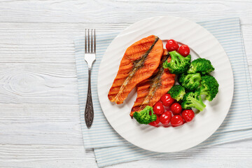 grilled salmon steaks with broccoli and tomatoes