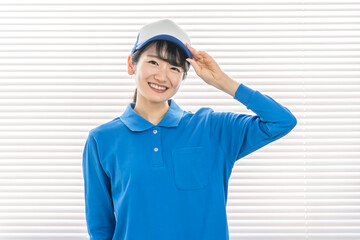ポロシャツ姿の配送業・配達員・作業員の女性（配送・物流・ルート配送・軽貨物ドライバー）
