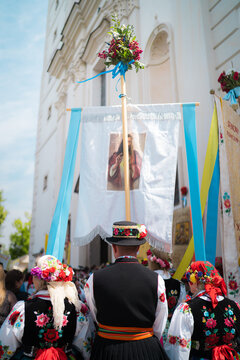 People in traditional Polish folk costumes at Łowicz Corpus Christi procession