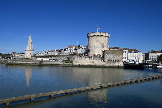 La Rochelle, France, 30 avril 2024 : Tour de la tour de la Chaîne et tour de la Lanterne de La Rochelle