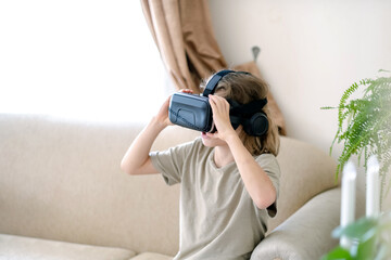 Kid wearing virtual reality glasses.