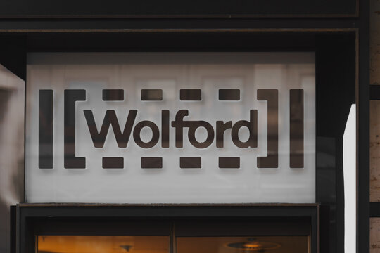 Wolford Schild. Wolford ist eine &ouml;sterreichische Marke f&uuml;r hochwertige Strumpfwaren und Dessous. Sie ist bekannt f&uuml;r ihre nahtlose Verarbeitung und hochwertigen Materialien.