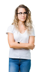 Obraz premium Beautiful young blonde woman wearing glasses over isolated background smiling looking side and staring away thinking.