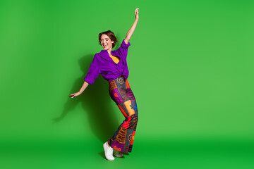 Photo portrait of funny young woman in purple stylish shirt with retro baggy jeans and brown bob...