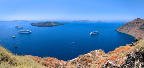 Santorini caldera view with cruise ships, Greece. - obrazy, fototapety, plakaty