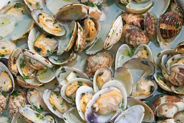 dish of cooked vongole clams with parsley