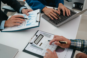 A team of young entrepreneurs and Asian startups held a business meeting. to achieve the marketing...