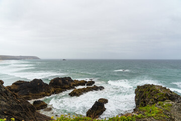 Au pied des falaises et massifs rocheux, l'écume de la mer d'Iroise danse avec vigueur, ajoutant...