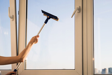 Window cleaner using mop to wash