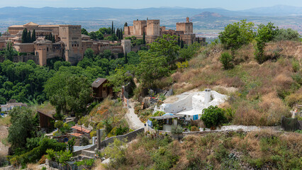 Vista de algunas casa cueva del Sacromonte y la Alhambra de Granada
