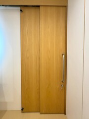 木目のスライド式ドア