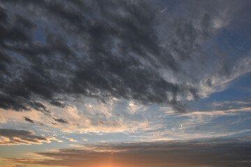 Fototapeta premium 夕方の西の空、いろいろな色の雲