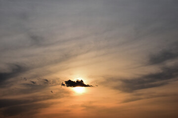 夕日を横切る浮浪雲