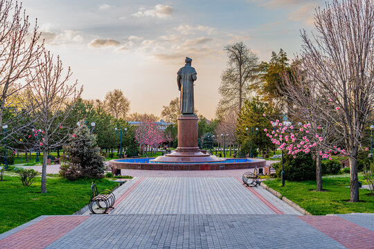 Alisher Navoi statue in the Central Park of Samarkand, Uzbekistan - Timurid poet, writer, statesman, linguist, Hanafi Maturidi mystic as well as the greatest representative of Chagatai literature