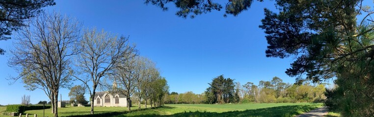 Obraz premium La chapelle Notre-Dame de Tréminou au pays Bigouden en Bretagne Cornouaille Finistère France 