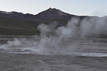 Geyser com vulcão ao fundo