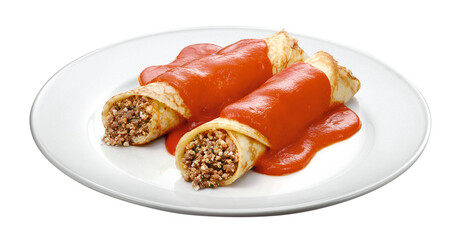 prato com panqueca recheado de carne moída bovina ao molho de tomate isolado em fundo transparente