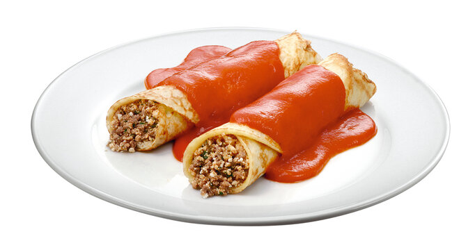 prato com panqueca recheado de carne mo&iacute;da bovina ao molho de tomate isolado em fundo transparente