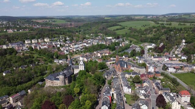 Blick &uuml;ber das Vogtland mit der G&ouml;ltzschtalbr&uuml;cke im Hintergrund ,4k