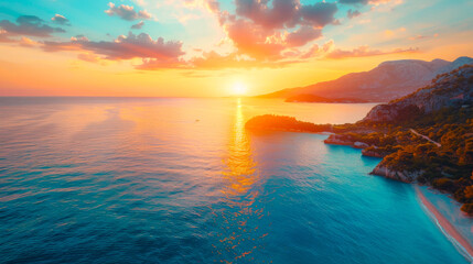 Obraz premium Stunning Sunset Over Sea and Rolling Hills 