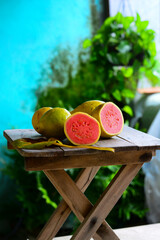 A goiaba é uma fruta rica em fibras, antioxidantes e outros nutrientes, como as vitaminas A, B e...