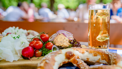 Obatzda mit frischer Brezel und Bier: Traditioneller Genuss im bayerischen Biergarten