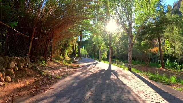 Precioso camino junto al r&iacute;o mijares en Montanejos