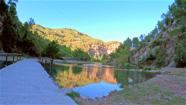 Precioso camino junto al r&iacute;o mijares en Montanejos