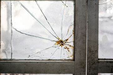 ガラスのひび割れたドア