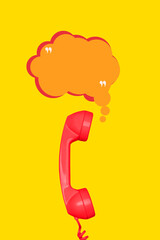 Teléfono rojo retro con burbujas de conversación sobre un fondo amarillo. Vista de frente y de...