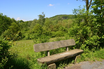 eine Holzbank zum Entspannen