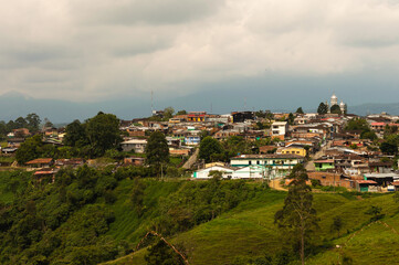 Fototapeta premium Filandia, paisaje de pueblo en eje cafetero colombiano