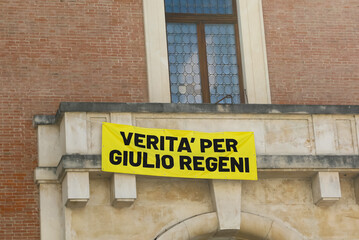 Banner with text that means TRUTH FOR GIULIO REGENI an italian murdered man in Egypt