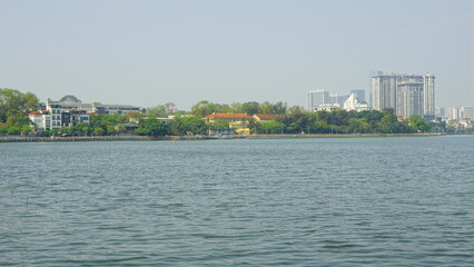 Fototapeta premium City landscape next to a large lake