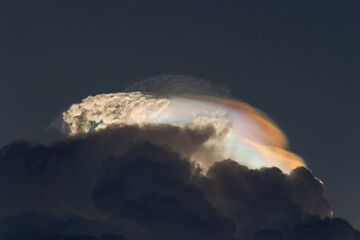 Una irisaci&oacute;n es un fen&oacute;meno &oacute;ptico meteorol&oacute;gico que se manifiesta cuando aparecen coloraciones en las nubes. 