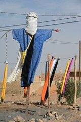Vogelscheuche mit Tuaregkostüm am Rande der Marokkanischen Sahara