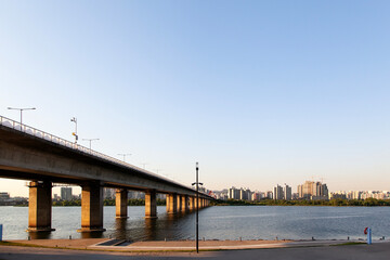 Obraz premium View of the riverside in the city