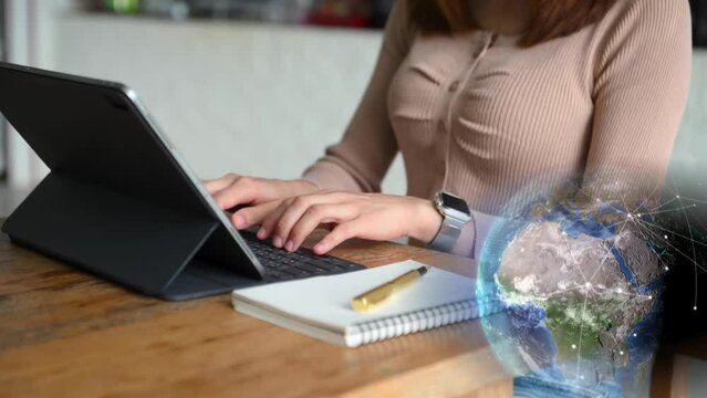 Mujer de negocios enviando mails con sus mensajes a todo el mundo. Emprendedora, ejecutiva, enviando presupuestos. Globo terr&aacute;queo girando mostrando conexiones. Flecha haciendo click en enviar.