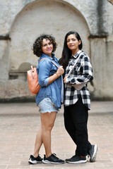 Mujeres jóvenes bonitas de viaje por Antigua Guatemala.