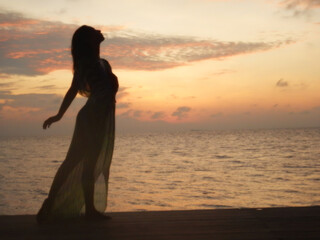 Fototapeta premium woman in the sunset
