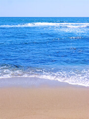 快晴と青い海、波打ち際