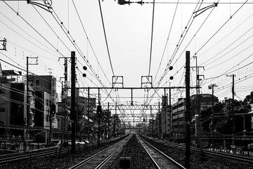 踏切から線路の遥か先を撮影。jr神戸線の本山の踏切でモノクロ撮影