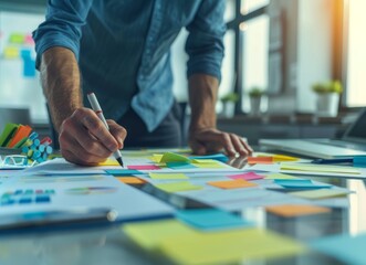 Obraz premium Businessman making a plan using sticky notes on his desk in his office, in the style of a Business data analysis concept.