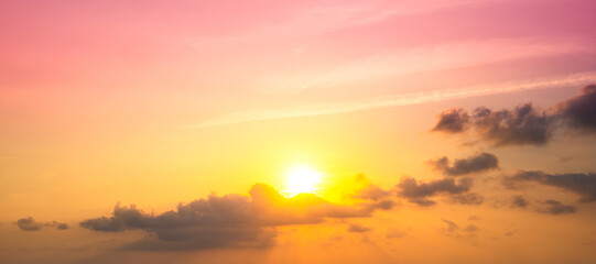 Obraz premium Enjoy a panoramic view of the skyline. The sun rises in the morning sky with colorful clouds. and beautiful cloud patterns In the soft light of the morning 