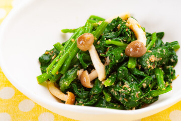 ほうれん草とシメジのごまあえ