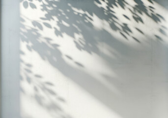 Obraz premium Shadows of leaves on a blank white wall, creating a natural pattern and texture, suitable for a modern background or mockup. Generative AI