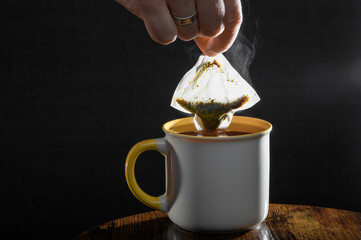 Parzyć herbatę w torebce, para wodna unosi się z gorącego kubka