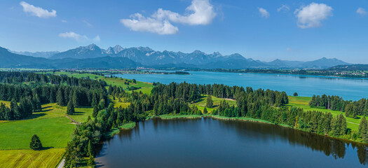 Blick über den Hegratsrieder See zum Forggensee und zum Alpenrand bei Füssen